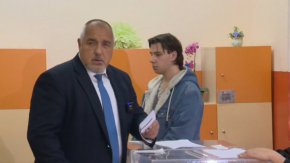 
Много ми е чудно тези, които говорят за избирателната активност - какво очакват като вдигнаха преди 3 г. юмруците, продължи Борисов.