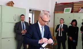 
Ново скандално разделение между гражданите направи премиерът Николай Денков точно в деня на вота. „Хора, излезте и гласувайте! Ако не излезете вие, ще излязат другите”, каза той пред медиите, след като упражни правото си на глас в столичното Шесто ОУ Граф Игнатиев. С двусмисленото послание премиерът на ротация буквално сортира гласоподавателите на „хора” и „нехора”.