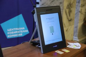 
Десетки сигнали за проблеми с машините в София  и в цялата страна заваляха в деня ня балотажа в неделя. В почти всички столични райони устрийствата масово не изкарваха разписки или ги даваха смачкани. На много места гласуващи посочиха, че са пожелали да дадат своят глас за двата избора - и за кмет на столицата, и за кмет на район, но впоследствие излизала само част от разписката, а не цялата. Стигна се до там, че машинното гласуване в столицата изобщо можеше да бъде преустановено.