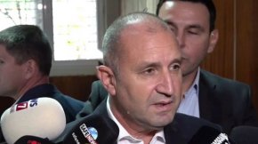 
“Сега всички определяме облика на местната власт и на нашето бъдеще, и затова не трябва да допускаме по никакъв начин общественият фокус да бъде подменен”, заяви пред журналисти президентът Румен Радев, който гласува на балотажа в столичната Професионална гимназия по транспорт Макгахан. Така той отговори на въпрос за искането на премиера Николай Денков към него да освободи шефа ДАНС Пламен Тончев. 