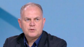 
Казвам това, защото днес правителството гледа данъчните закони.
Нито дума за свръх-печалбите", коментира бившият зам.-министър на финансите Георги Кадиев.

 