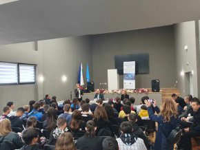 
Препълни се залата в новата сграда на столичното 28-о училище в Красна поляна, едно от големите и най-хубавите в милионния град, което общината продължава ударно да обновява и в момента, за участието на кмета на София Йорданка Фандъкова като специален гост на финалното събитие по проекта Противодействие срещу етичните и психологическите проблеми, предизвикани от информационното пресищане в социалните мрежи у младите българи в обстановка на световна медийна война
