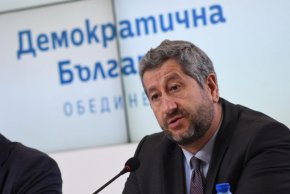 
"Всички плащаме цената за това управление”, заяви съпредседателят на ППДБ Христо Иванов на пресконференция в централата на ДСБ по повод думите на Бойко Борисов, който се закани да преразгледа подкрепата си за сглобката. “Нашата коалиция видимо я плаща и колегите от ГЕРБ я плащат", посочи той.