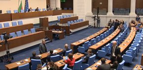 
Дневният ред на депутатите включва няколко законопроекта по предложение на "Възраждане", БСП и ИТН. Социалистите внесоха промени в закона за социалното осигуряване. От "Възраждане" имат предложение за промени в Изборния кодекс, а ИТН искат нови правила за свикване на референдум.
