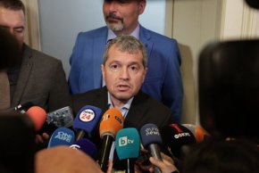 Малко преди това опозицията в лицето на Възраждане, БСП и ИТН, внесе втори вот а недоверие срещу кабинета Денков. Той е за политиката на кабинета в сферата на националната сигурност и отбраната.