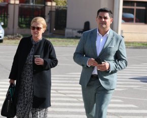 Софийският градски съд заседава по делото срещу независимия депутат (а преди от ИТН и ПП-ДБ) Радостин Василев, но процесът беше отложен за януари, тъй като защитата му поиска разпит на още свидетели. Василев е подсъдим за това, че опитал да оказва натиск към бившия народен представител Христинка Иванова. Тя свидетелства пред съда, че Василев имал план да се отцепят 15 души от ИТН и че за тях имало "светло бъдеще", разказва БТА.