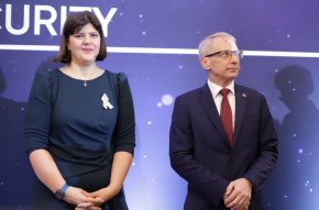 
    "Корупцията може често да се превърне във въпрос на живот и смърт и вярвам, че нашите приятели от Украйна разбраха това преди няколко години. Ако някой трябва да е наясно с опасността, това не са само те, а и ние.