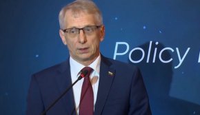 Премиерът акад. Николай Денков коментира доклад, който беше публикуван днес, за това, че дерогацията не понижава цените на горивата у нас, а генерира свръхпечалба за "Лукойл" и че бургаската рафинерия използва вратички в режима на Европейския съюз за руските санкции и ги заобикаля като преработва руския петрол, който получава и го изнася в чужбина.