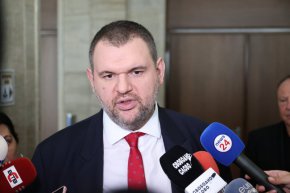 Според него разследването, започнато от ЕК, е нещо много хубаво. „Не бяхме чути много дълго време. Виждаме, че от тези международни разследвания – всичко, което говорим, е факт. Това трябва да приключи веднага в България“, допълни Пеевски.
