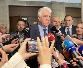 Една година и 10 месеца след обявяването на поръчката и само един месец, след като Тагарев поема поста министър на отбраната