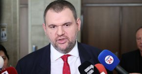
Днес бяхме свидетели на арогантно и нагло поведение от представител на чужда държава – руския посланик Митрофанова. Представител на чужда държава, който си позволява да заключва и отключва християнски православен храм, да дава оценки на правовата държава и нейните държавни органи и да поставя под въпрос способността на институциите да защитят интересите на българските граждани, да назидава и разпорежда.
