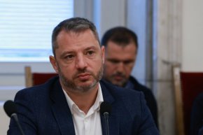 "Считам, че е налице основание за предприемане на действия за изясняване на изложените факти и обстоятелства, като в зависимост от резултатите от проверката се надявам да се предприемат действия, включително като се сезират съответните правоохранителни органи", пише той.
