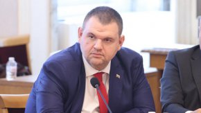 И кой реално управлява държавата? Денков дължи отговори. Затова какви разговори с Лукойл и представители на и руската държава води той и началникът на неговия кабинет Тодор Модев. Какви ангажименти поемат и в чия полза. 