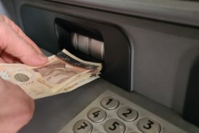 За първи път средната брутна работна заплата у нас е по-висока от 2000 лв., сочат данните на НСИ.