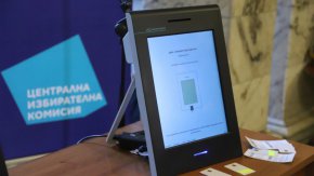 Централната избирателна комисия (ЦИК) опровергава в свое съобщение обвиненията на Иван Тодоров от Съвета на директорите на "Сиела Норма" за активно мероприятие от страна на комисията срещу машинния вот чрез умишлено бавене на подготовката на устройствата за гласуване. Като се позовава на правото си на отговор, ЦИК представя подробни данни за подготовката на машините, след твърденията на Тодоров от 7 ноември в сутрешния блок на bTV.
