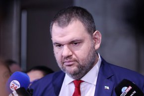 “Ще бъдем максимално изискващи и активни по отношение на действията на МС и премиера, като всеки получен от тях отговор ще бъде публикуван, за да може хората да знаят какво се работи”, категоричен бе той.
