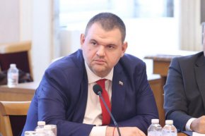 “Току-що разговаряхме с финансовия министър. Започваме разговори по темата и ще кажем дали ще подкрепим бюджет 2024 г., това заяви Делян Пеевски, председателят на ПГ на ДПС.
