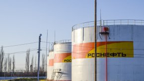 „В началото на войната Лукойл работеше с 50% руски и 50% неруски нефт – от Ирак и Казахстан. След началото на войната 94% от петрола е руски. Т.е. ние от началото на санкциите вместо да започнем да купуваме по-малко петрол, започнахме да купуваме повече”, заяви Добрев.  