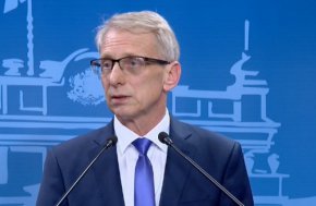 “Бюджетът е толкова важен приоритет за всички, че не мога да си помисля някой да тръгне да си играе с приемането или неприемането му”,  заяви премиерът Николай Денков в коментар за острите критики на НЕкоалиционните партньори от ГЕРБ и ДПС. “Вместо да се занимаваме с емоционални изблици, които се появиха около изборите, трябва да влезем в работен режим", настоя той.