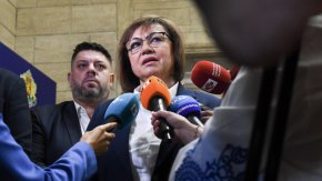 Нинова отсече, че на местните изборите се състоя истинският вот на недоверие, защото ГЕРБ е на минус с над 100 хил. гласа, а ПП с над 300 хил. „Сглобката е загубила близо 1/2 млн. гласове и въпреки това ще натиснете копчето и ще спасите правителството и отговорът е само един - за пари и заради зависимости“, посочи тя.

 