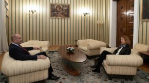 Дори при най-напрегнатите моменти в отношенията на Радев с управлението на ГЕРБ през 2019-2021 г. именно кметът успя дипломатично да запази добрия тон и да бъде мост между непримирими противници.
