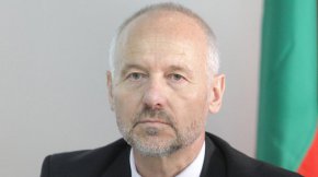 На свой ред Тагарев се оправда, че това решение за въпросната фирма, в която изпълнителен директор е сътрудник на съпругата му, е взето месец преди той да се озове в МС.
