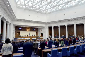 3 вече бивши депутати успяха да спечелят кметската битка - Петър Куленски от ППДБ ще управлява Пазарджик, Калин Калапанков от БСП - Брезово, а Евгения Алексиева от ГЕРБ поема  столичния район Панчарево. Деян Николов и Валери Сираков от Възраждане пък ще бъдат общински съветници в София и Видин. Трябва да бъде попълнено още 1 място - на Славена Точева от ГЕРБ, която подаде оставка след загубата на Иван Портних във Варна.