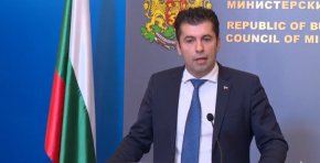 
„За мен беше важно да останат до края, за да се видят всички мнения. Всеки народен представител е длъжен да се запознае с обективната информация и да вземе решение", смята Петков.
 