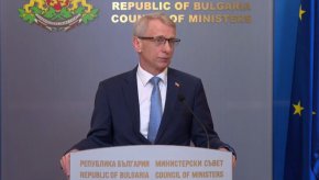
ГЕРБ напуснаха заседанието по-рано, защото от доклада на ДАНС е станало ясно, че още вчера "Лукойл" е имала готовност да премине изцяло на неруски петрол, но след като с гласовете на ПП-ДБ, "Възраждане" и БСП в енергийна комисия не бе прието предложението за отменаме на дерогацията в тридневен срок, рафинерията се е отказала.
