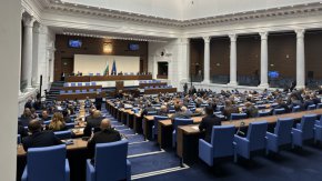 
Вотът бе внесен на 8 ноември от БСП, ИТН и "Възраждане" заради "неспособността на кабинета да се справи със сигурността и отбраната на страната".