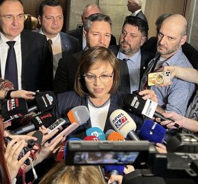 Припомняме, че при първото гласуване ГЕРБ-СДС и ДПС напуснаха демонстративно залата. Последва почивка и прегласуване, но двете формации отново отсъстваха, а присъстващите партии, пък, не се регистрираха и гласуването отново се провали.
