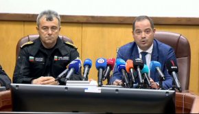 
 Защо? Защото хиляди служители на МВР си свършиха работата. Ако аз подам оставка, това означава да ги предам. Не смятам, че министърът на вътрешните работи трябва да бъде изкупителна жертва за дългогодишните проблеми в БФС", подчерта Стоянов.