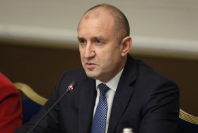 Президентът Румен Радев смята, че е дошло време да се търси мирно решение за войната между Русия и Украйна чрез дипломатически и политически средства