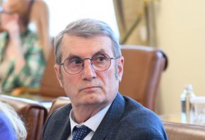 Според него сметките показват, че се увеличава броят на неосигурените хора, за които държавата поема все повече ангажименти.