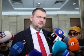 “Вие сте страхотна банка кадри, трябва да сте до мен, до партията”, заяви Делян Пеевски в разговор с представителите на Младежко ДПС. Той се срещна с 200 делегати от цялата страна. Форумът, организиран от съпредседателя на АЛДЕ Илхан Кючюк мина под наслов Преосмисляне на Европа. Либералната визия за Европа на бъдещето. Модератор на разговора на Пеевски с младите бе шефът на младежката организация Танер Кабилов.