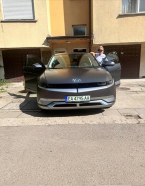 колата на фолк певицата Юнона