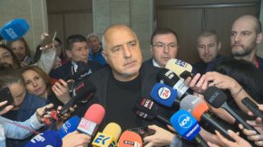 
    "Въздържали сме се в комисия, защото искаме в зала да питаме защо обществените поръчки отиват в касата и защо забраняват нови пътеки. Нищо не бламираме, точно обратното - трябва да дадем на касата да прави обществените поръчки и затова сме лошите, така ли излиза? Няма да остане без бюджет здравната каса, просто тези неща ще ги решим в залата.