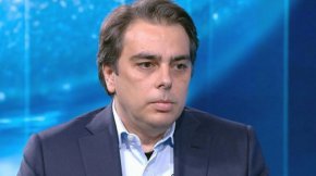 Лъжа е, че Асен Василев не е имал намерение да продава държавна земя, тъй като е лесно проверимо по документи, че това дори е обсъждано в Земеделската комисия на парламента. Оттам и от Агрокамарата са шашнати от думите на финансовия министър, който обвини президента във „фалшиви новини” във връзка с казуса.