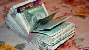 Жената обаче била разпитана само веднъж в началото на разследването като свидетел, а обвинителен акт е бил внесен чак през 2017 г. срещу зърнопроизводител, който две години по-късно е бил оправдан от СГС, като присъдата е оставена в сила окончателно през 2020 г., но тогава съдът не се произнесъл по веществените доказателства. Така въпросните 95 000 лева на жената останали още една година в прокуратурата и тя подала нова молба до съда, след което чак през май 2021 г. от държавното обвинение ѝ превели сумата.
