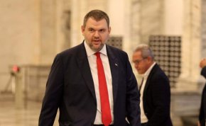 "Решението на президента Румен Радев да наложи вето върху предоставянето на бронирана техника за Украйна може да се определи само с една дума - срам!" Това заяви Делян Пеевски, председател на ПГ на ДПС.