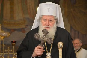 
Припомняме, че Негово светейшество се лекува във ВМА от белодробно заболяване. А утре ще се проведе заседание на Светия Синод. 