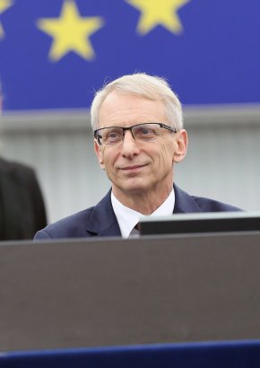 
"Точно преди половин година поехме управлението със съзнанието, че ще се грижим да хората и бизнеса. Освен срещу часовника се изправяме срещу яростни политически атаки, дезинформация. Бяхме сигурни, че подкрепата е несигурна, но показахме, че сме екип, който маже да се съсредоточи върху реалните проблеми", заяви преди днешното заседание на Министерския съвет премиерът Николай Денков, предаде БНТ.
