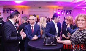  Нотариуската на 8-те дужджета си е близка с премиера Денков и К.Петков