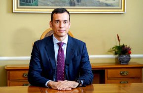 До понеделник трябва да бъде избран председател на Столичния общински съвет, за да не загубим пари. Поставяме като краен срок 12 декември. Без председател и започване на реалната работа на СОС щетата ще бъде 240 милиона лева", заяви кметът на Столична община Васил Терзиев на днешното заседание на СОС, на което трябва да бъде избран председател на местния парламент. Три пъти досега този избор се проваляше.