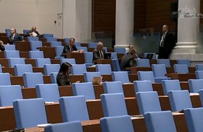 Промените в Конституцията влизат отново на първо четене в пленарна зала. Графикът на управляващите предвижда да бъдат окончателно приети на 3 четения в ускорени срокове - до Коледа.