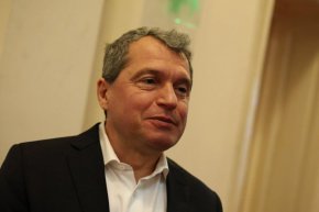 
Според депутата така страната ни ще загуби пазари, които търсят чиста, биологична храна, защото по думите му никой в България няма да може да докаже дали храната му е чиста.
