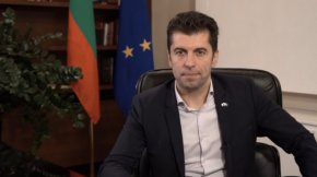 
Сделка за евентуалната покупка на „Лукойл“ ще бъде финализирана с одобрението на Народното събрание, съобщи още Петков:
"Така целият български народ ще се запознае с евентуалния купувач, ако има такъв, ще се вземе абсолютно прозрачно решение и ще избегнем всякакви спекулации, че едва ли не някакви задкулисни интереси или офшорки могат да се кандидатират за купуването на този стратегиески актив".

