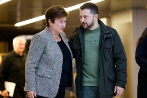 

    "Наистина показахме, че можем да реформираме страната си в условията на война и това е огромен успех за нас. Второ увеличение на БВП по време на война, повече работни места, повече хора, които се връщат. Страхотно е. Благодарни сме им, както разбира се и на американските и европейските ни партньори", допълни украинският президент Зеленский.