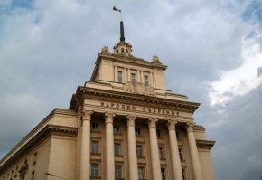 По информация на Дневник “част от формациите са демонстрирали подигравателно отношениe” към искането пространството пред пленарната зала да се превърне в работно място. "Добре де, ще им сложим един контакт", каза един от депутатите.