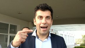 Петков коментира още, че отношенията му с лидера на ГЕРБ Бойко Борисов вече са преминали на "оперативно ниво".